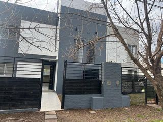 Foto 1 de Casa en  Funes City - Venta - 3 dormitorios - Pileta