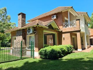 Foto 4 de Alquiler-Expectacular casa-Country La Deseada- Ezeiza-Pileta-Parrilla-Cocheras-3 dormitorios