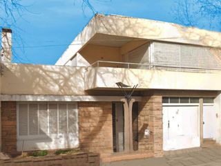 Foto 2 de Venta de Casa, PLENO CENTRO de San Martín, Mendoza