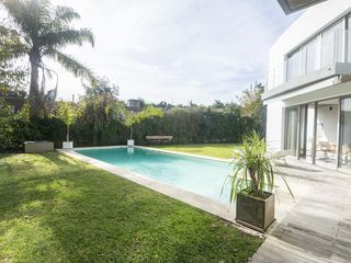 Foto 2 de Casa moderna de diseño único en Roble Joven - Pilar