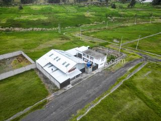 Foto 2 de Terreno de 895 m² en venta al norte de Latacunga, ideal para industria, bodega o desarrollo mixto