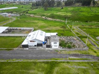Foto 4 de Terreno de 895 m² en venta al norte de Latacunga, ideal para industria, bodega o desarrollo mixto