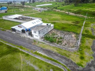 Foto 3 de Terreno de 895 m² en venta al norte de Latacunga, ideal para industria, bodega o desarrollo mixto
