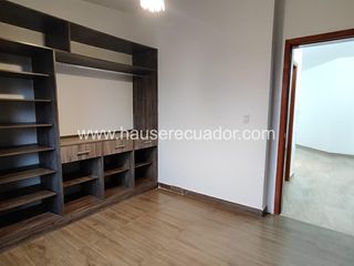 Foto 10 de Vive en tranquilidad: Casa en urbanización segura con canchas, BBQ y sala comunal en Sangolquí