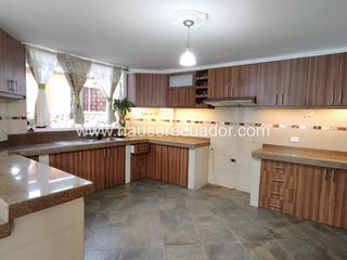 Foto 7 de Vive en tranquilidad: Casa en urbanización segura con canchas, BBQ y sala comunal en Sangolquí