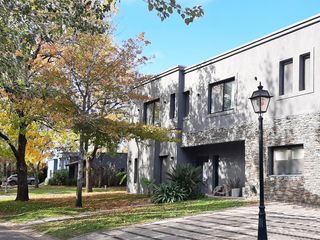 Foto 1 de Casa en venta de 7 ambientes en Roble Joven, Pilar, Prov. de Buenos Aires.