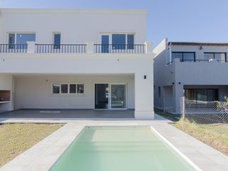Foto 2 de Casa en alquiler en Vila Marina II 5 dormitorios más escritorio. Con Amarra