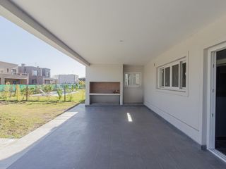 Foto 57 de Casa en alquiler en Vila Marina II 5 dormitorios más escritorio. Con Amarra