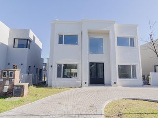 Foto 3 de Casa en alquiler en Vila Marina II 5 dormitorios más escritorio. Con Amarra