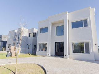 Foto 4 de Casa en alquiler en Vila Marina II 5 dormitorios más escritorio. Con Amarra