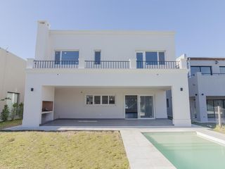 Foto 1 de Casa en alquiler en Vila Marina II 5 dormitorios más escritorio. Con Amarra
