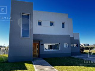Foto 2 de Casa a la laguna en venta, Barrio Cerrado, Escobar