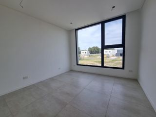 Foto 12 de NORDELTA - Excelente casa de diseño moderno y funcional en venta a estrenar en Carpinchos
