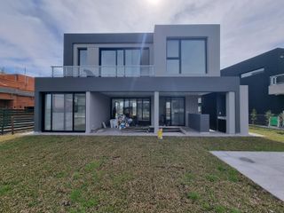 Foto 2 de NORDELTA - Excelente casa de diseño moderno y funcional en venta a estrenar en Carpinchos