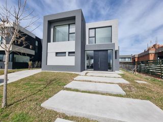 Foto 1 de NORDELTA - Excelente casa de diseño moderno y funcional en venta a estrenar en Carpinchos