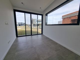 Foto 7 de NORDELTA - Excelente casa de diseño moderno y funcional en venta a estrenar en Carpinchos