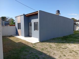 Foto 1 de Casa en venta - 2 Dormitorios 1 Baño - Mar del Tuyú
