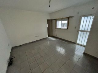 Foto 1 de Departamento en de un dormitorio en Alquiler en Italia al 2100