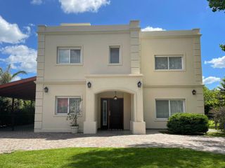 Foto 1 de Acacias Blancas | Venta | Casa de 5 ambientes en uno de los mejores lotes del barrio