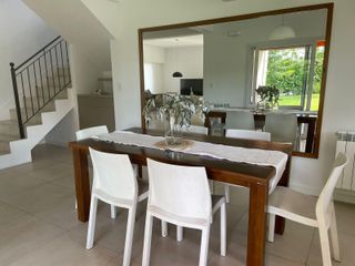 Foto 2 de Acacias Blancas | Venta | Casa de 5 ambientes en uno de los mejores lotes del barrio