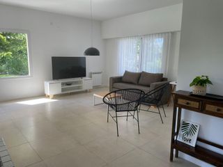 Foto 3 de Acacias Blancas | Venta | Casa de 5 ambientes en uno de los mejores lotes del barrio