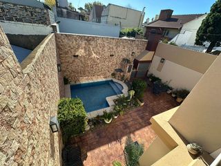 Foto 2 de Venta Casa de 5 ambientes con Pileta en Liniers