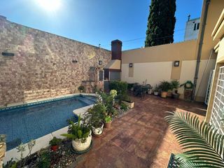 Foto 1 de Venta Casa de 5 ambientes con Pileta en Liniers