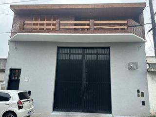 Foto 1 de AMPLIO GALPÓN Y HERMOSA CASA EN PLANTA ALTA