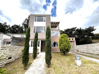 Foto 2 de Se vende casa en conjunto sin adosamiento 247 m², 4 Dorm., 2 Garajes, sector Ushimana, $135.000