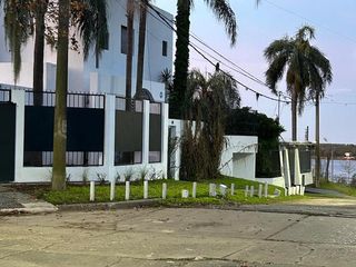 Foto 1 de Casa en alquiler de 3 dormitorios con vista al río a metros de costanera. Barrio La Florida