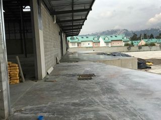 Foto 1 de Se alquila bodega 4000m2 - Norte de Quito - En Complejo