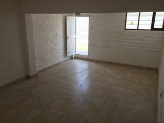 Foto 2 de ALQUILER DE BODEGA EN COMPLEJO 990M2 CON OFICINA - QUITO.