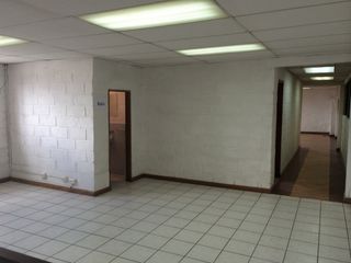 Foto 3 de ALQUILER DE BODEGA EN COMPLEJO 990M2 CON OFICINA - QUITO.