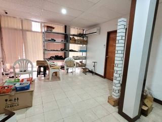 Foto 11 de Alquiler LOCAL COMERCIAL ESQUINERO, 2 plantas - 456,70M2- URDESA CENTRAL