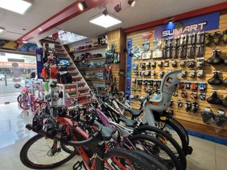 Foto 5 de Alquiler LOCAL COMERCIAL ESQUINERO, 2 plantas - 456,70M2- URDESA CENTRAL