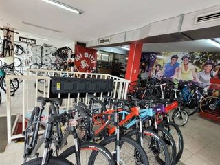 Foto 1 de Alquiler LOCAL COMERCIAL ESQUINERO, 2 plantas - 456,70M2- URDESA CENTRAL