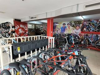 Foto 7 de Alquiler LOCAL COMERCIAL ESQUINERO, 2 plantas - 456,70M2- URDESA CENTRAL