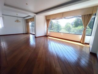 Foto 1 de Arriendo departamento de 170 m2 con balcón en el Quito Tenis