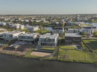 Foto 3 de Casa Premium al lago central en venta - Barrio Marinas - Puertos del Lago - Escobar