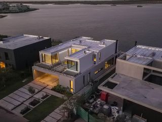 Foto 1 de Casa Premium al lago central en venta - Barrio Marinas - Puertos del Lago - Escobar