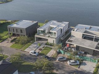 Foto 5 de Casa Premium al lago central en venta - Barrio Marinas - Puertos del Lago - Escobar