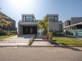 Foto 2 de Casa Premium al lago central en venta - Barrio Marinas - Puertos del Lago - Escobar