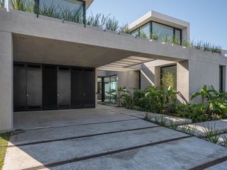 Foto 4 de Casa Premium al lago central en venta - Barrio Marinas - Puertos del Lago - Escobar