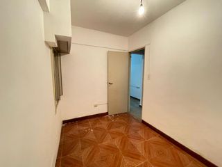 Foto 8 de Venta Departamento 2 Amb. en R. Mejía - Buen Estado   C/Patio  - Apto Profesional