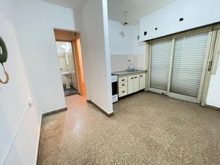 Foto 5 de Venta Departamento 2 Amb. en R. Mejía - Buen Estado   C/Patio  - Apto Profesional