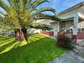 Foto 1 de Casa en Venta en Lomas de Zamora JARDIN y COCHERA
