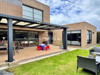 Foto 1 de Se vende hermosa casa Tipo Colibrí con altillo y vista amplia