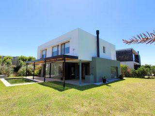 Foto 1 de Barbarita | VENTA | Casa moderna de 4 dorm, escritorio y dependencia en lote cercano a la entrada