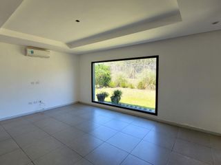 Foto 8 de Barbarita | VENTA | Casa moderna de 4 dorm, escritorio y dependencia en lote cercano a la entrada