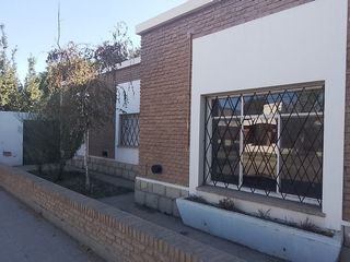 Foto 1 de Casa céntrica en esquina con lote de 900m2